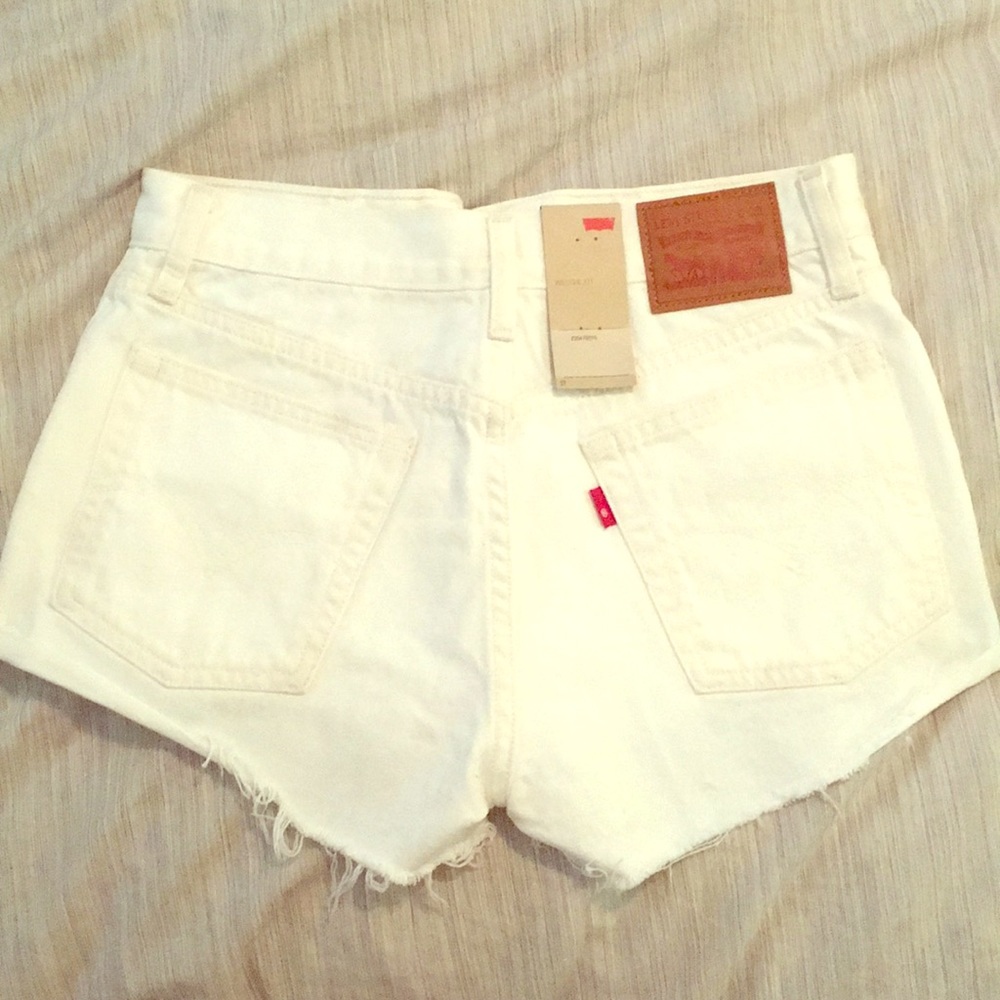 Levi’s wedgie fit white cut off shorts